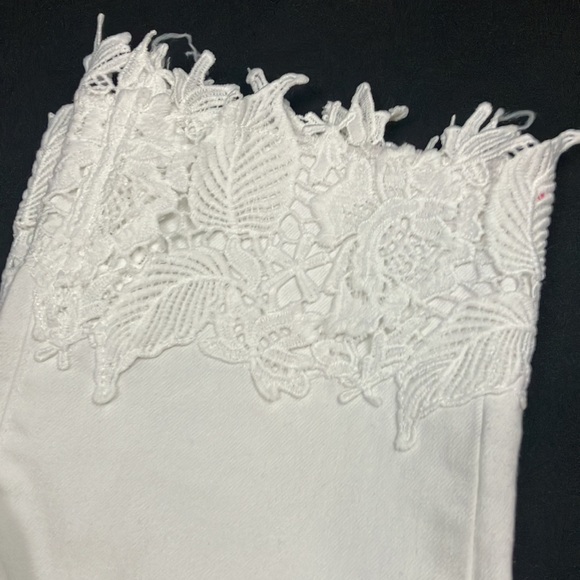 Simply Vera Vera Wang white denim capris with appliqué detailing on the bottom - Picture 10 of 13